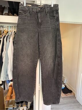 Levi’s barrel jeans. Dad baggy. Black wash. Size 28